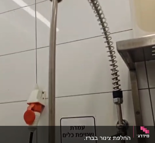ברז תעשייתי נשלף עם קפיץ בעמדת שטיפת כלים